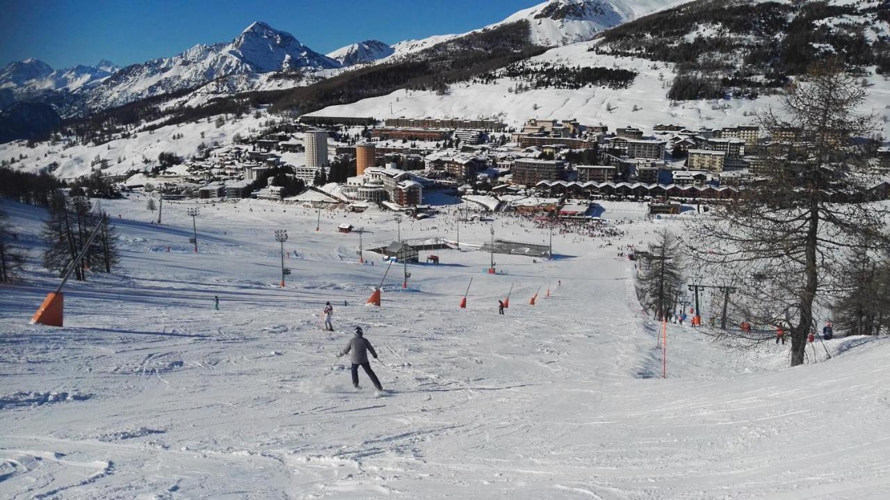 46 Vale C'E' Al Villaggio Olimpico Di Colle Sestriere Exteriör bild